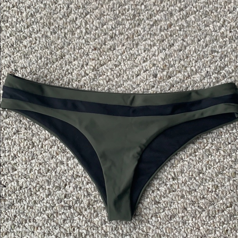Billabong bikini bottom size M